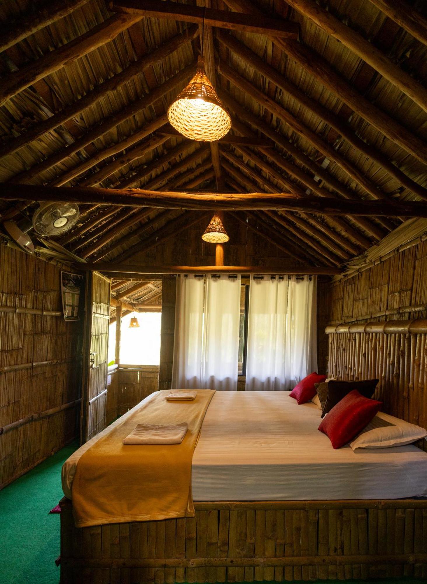 गेस्ट हाउस Fab - Bamboo Hut With Open Shower